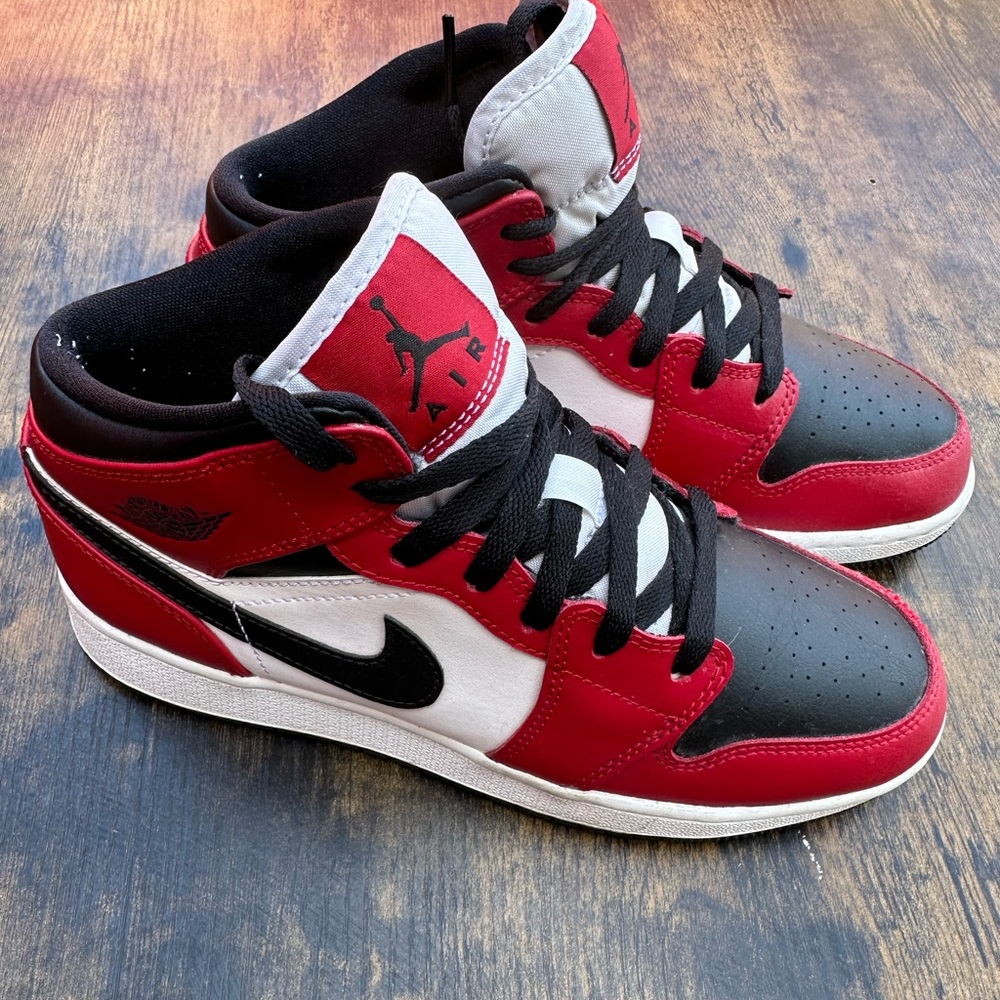 Jordan 1 Mid. Chicago black toe.